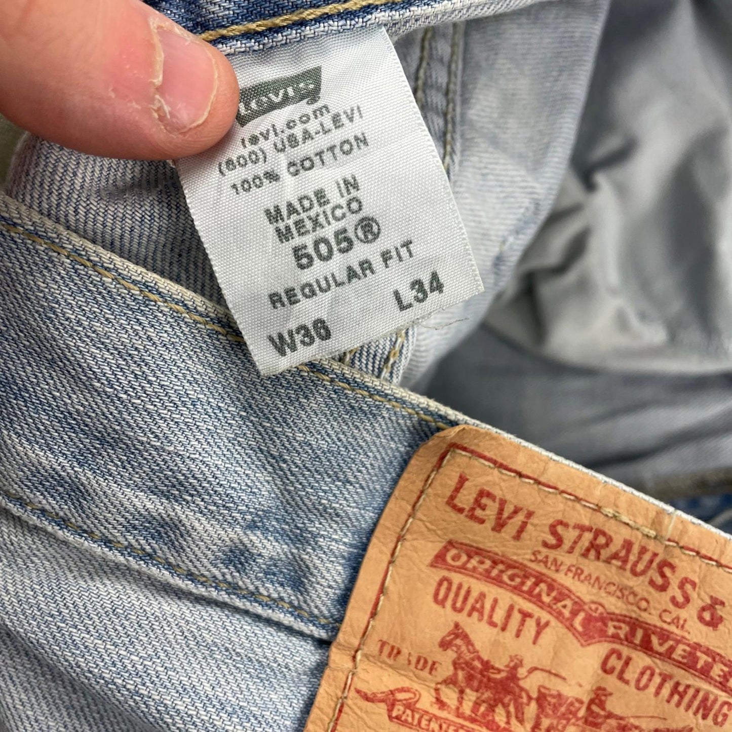 LEVI'S Vintage 505 Jeans Straight Leg Light Wash Blue Denim Mens W36 L34