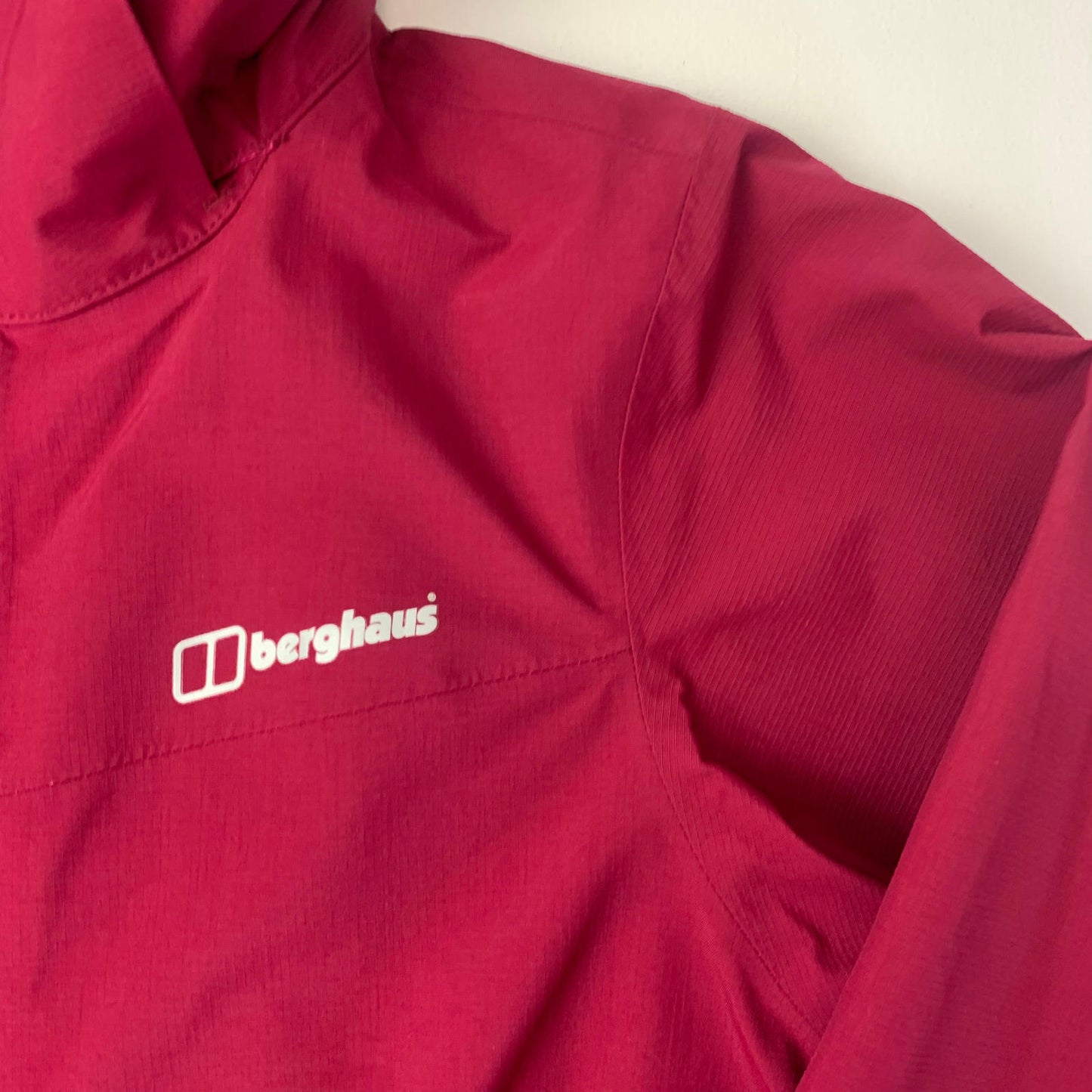 Women’s BERGHAUS GoreTex Jacket / uk8 / XS / Raspberry Red / Hiking / Climbing