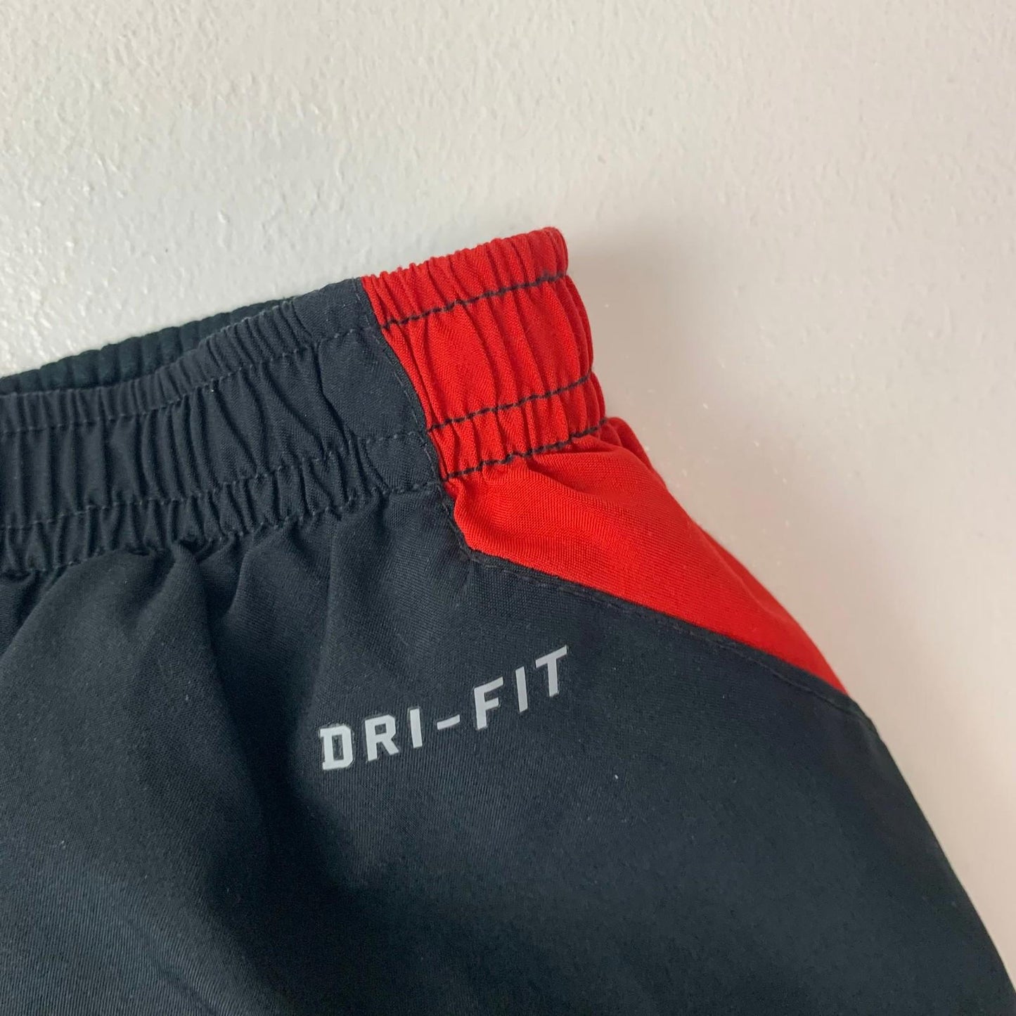 NIKE Dri-Fit Athletic Shorts Contrast Red Black Boys Large