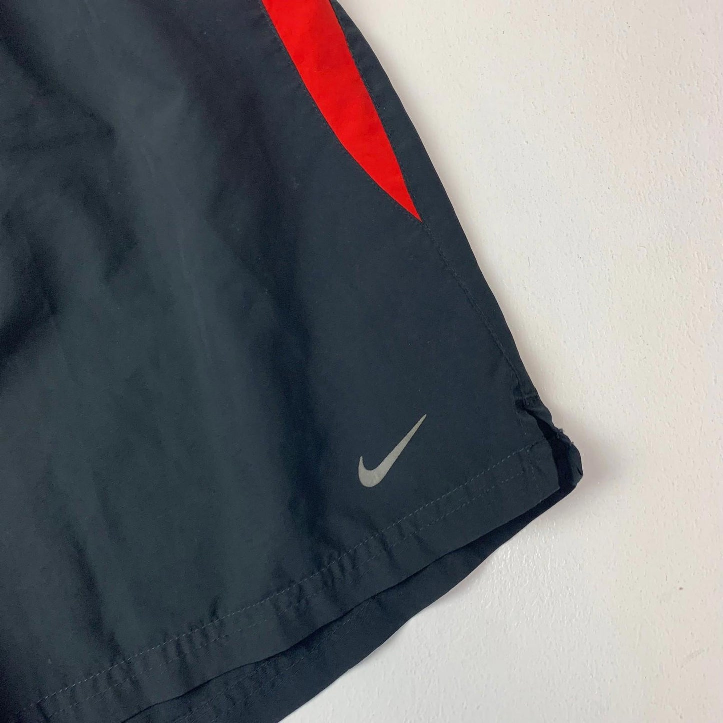 NIKE Dri-Fit Athletic Shorts Contrast Red Black Boys Large