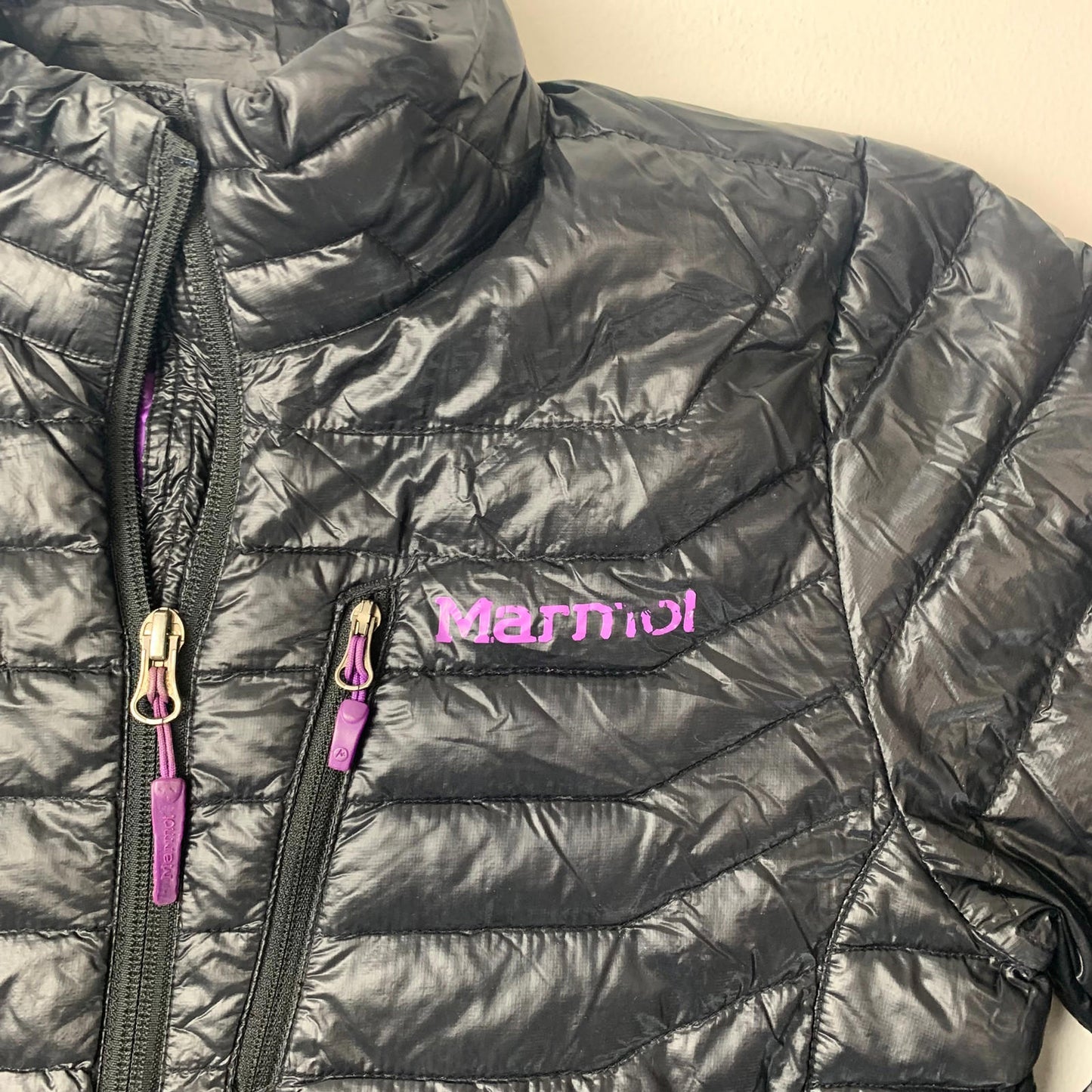 Women’s MARMOT 900 Fill Puffer Jacket / Black & Purple / XS