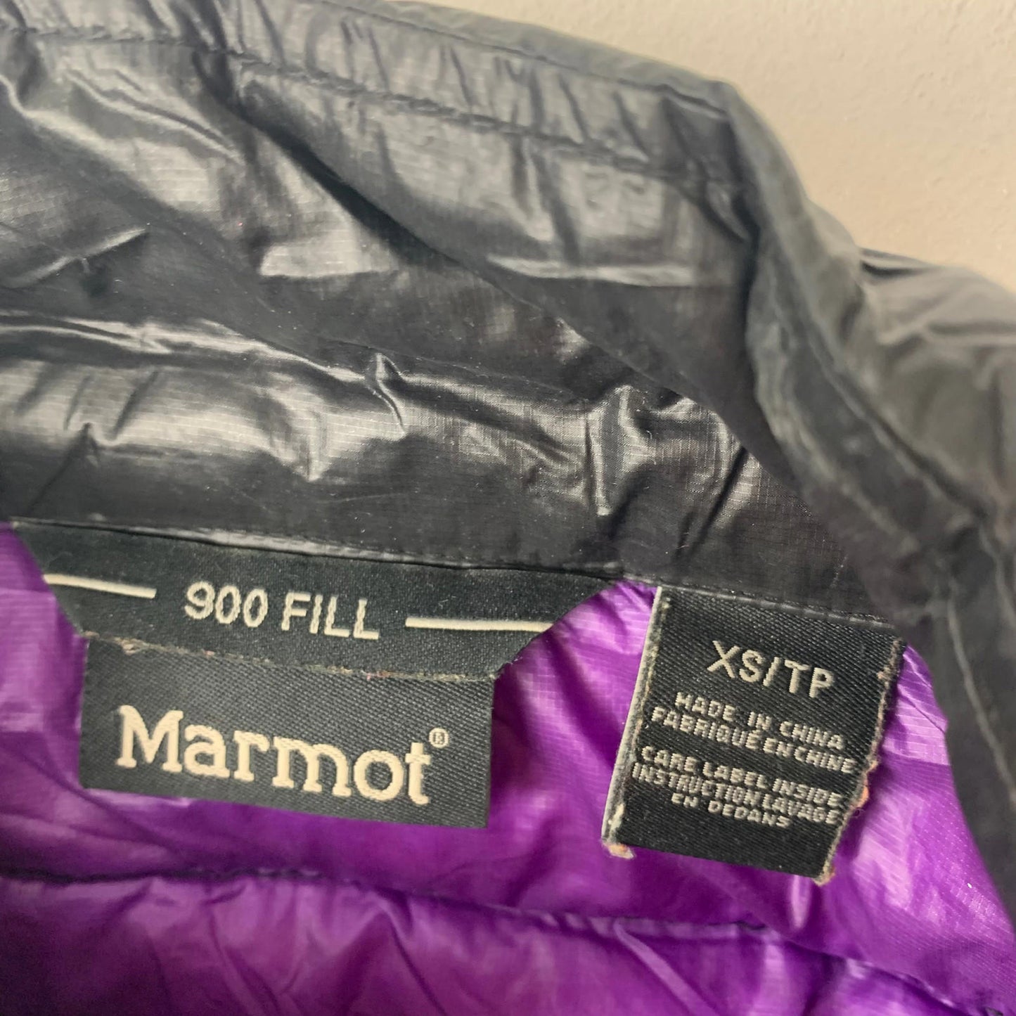 Women’s MARMOT 900 Fill Puffer Jacket / Black & Purple / XS