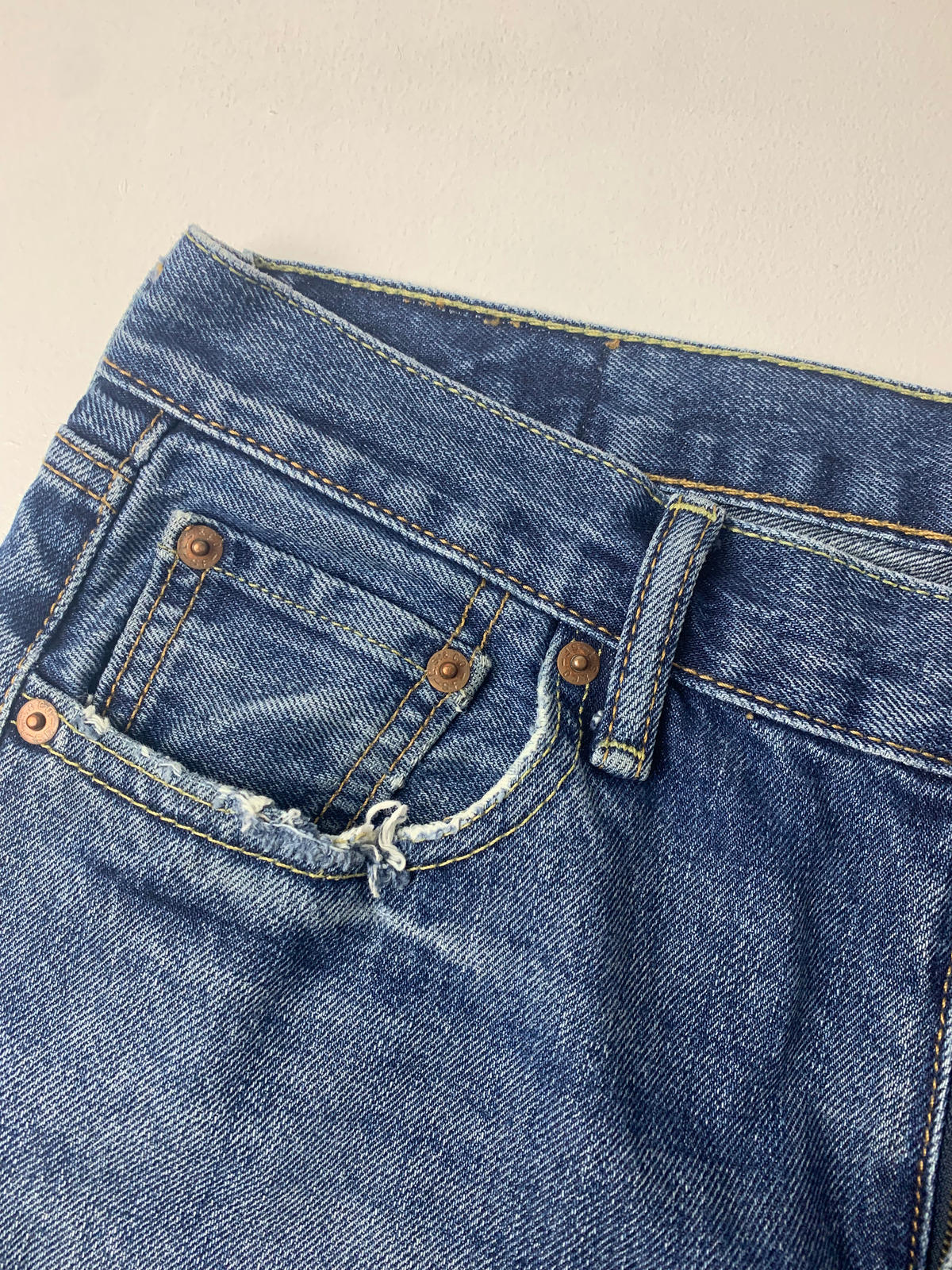 Mens LEVIS Jeans / W30 L31 / Mid Blue / Straight Fit