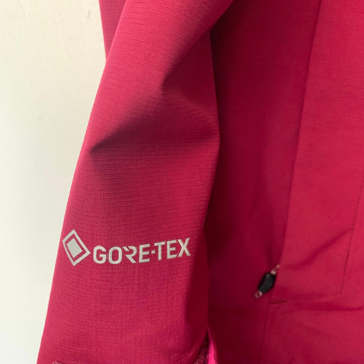 Women’s BERGHAUS GoreTex Jacket / uk8 / XS / Raspberry Red / Hiking / Climbing