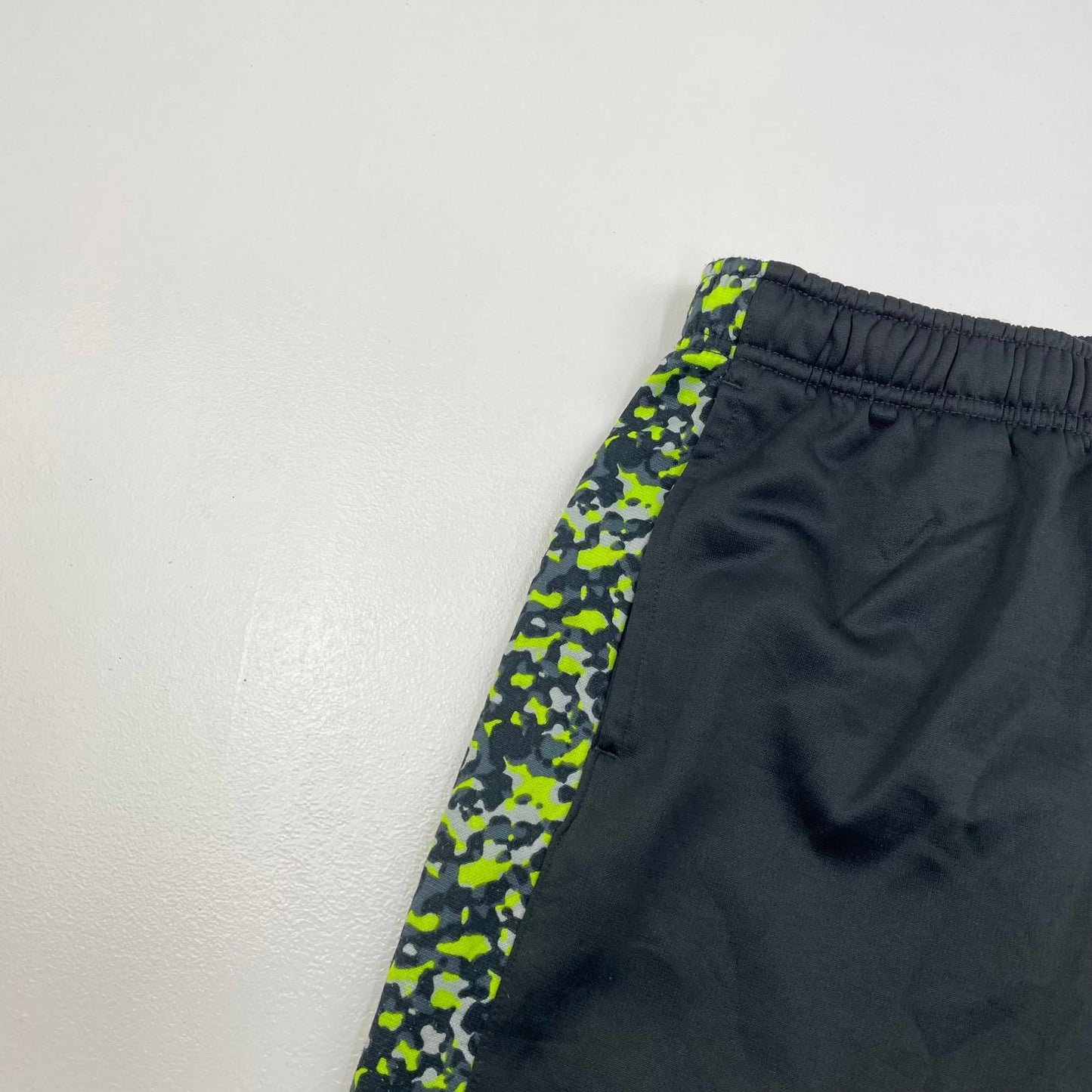 NIKE Therma-Fit Athletic Shorts Camo Trim Grey Boys Large